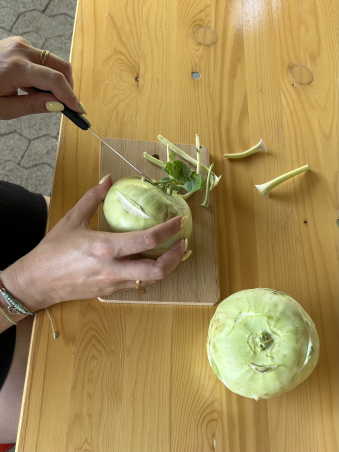 Kohlrabi-schnitzen-hoch.jpg